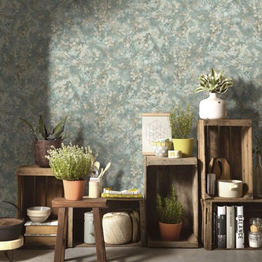 Elegáns virágmintás designer tapéta – természet ihlette pasztell zöld árnyalatban