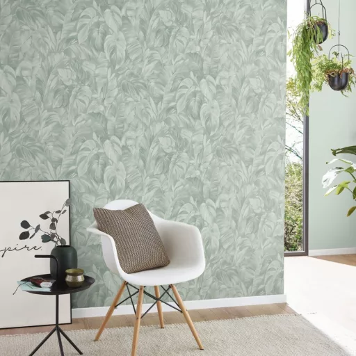 Trópusi  levél mintás tapéta pasztell zöld színben  – botanikus, jungle stílusú designer tapéta modern faldekorációhoz