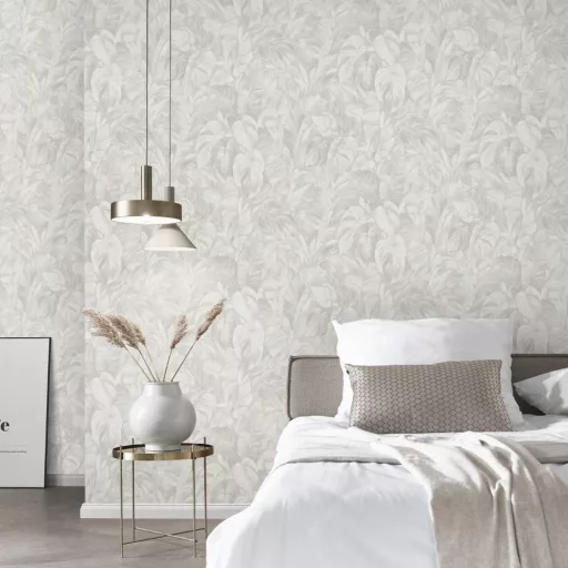 Trópusi  levél mintás tapéta pasztell szürke  színben  – botanikus, jungle stílusú designer tapéta modern faldekorációhoz