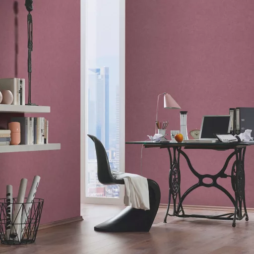 Mályva színű textil hatású tapéta – elegáns struktúrált tapéta modern enteriőrbe