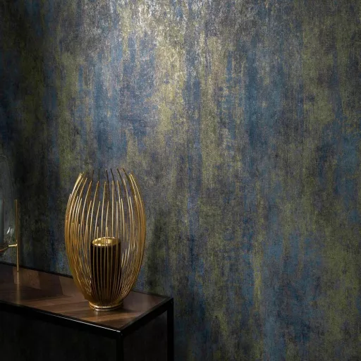 Modern betonhatású tapéta – dekorfestés és patinás vakolat hatású falburkolat , kék-arany színben
