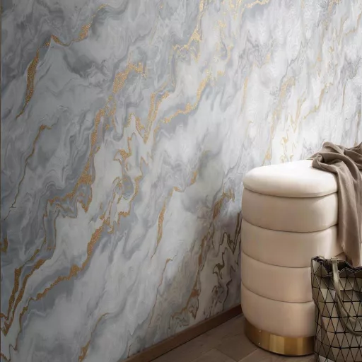 Márványhatású dekor tapéta arany erezettel –  design faldekor nappaliba szürke-arany  színben