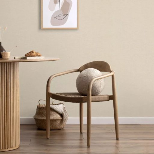 Beige textil textúrájú tapéta – elegáns, letisztult falburkolat modern otthonokba