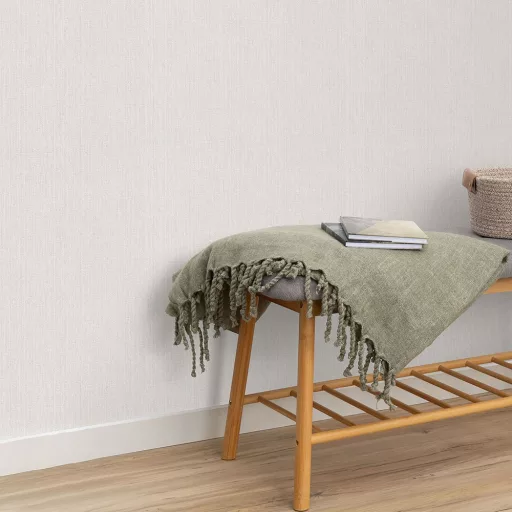 Elegáns beige színű textilhatású vlies tapéta finom hosszanti textúrával.  – elegáns megjelenés minden helységbe