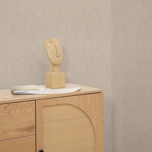 Elegáns beige színű textilhatású vlies tapéta finom hosszanti textúrával.  – elegáns megjelenés minden helységbe