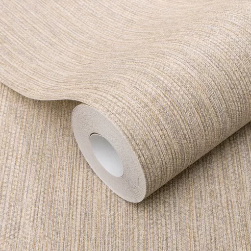 Elegáns beige színű textilhatású vlies tapéta finom hosszanti textúrával.  – elegáns megjelenés minden helységbe