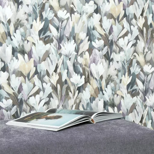 Aquarell  virágmintás tapéta barna-krém-kék -lila árnyalatokkal – elegáns megjelenés nappaliba és hálószobába