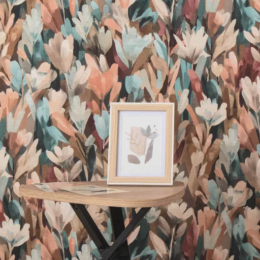 Aquarell  virágmintás tapéta barna-krém-kék -bordó árnyalatokkal – elegáns megjelenés nappaliba és hálószobába