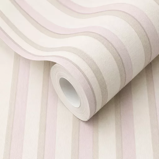 Modern csíkos tapéta bézs, barna és pasztell rózsaszín árnyalatokban – elegáns megjelenés nappaliba és hálószobába