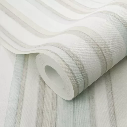 Modern csíkos tapéta bézs,  pasztell kék árnyalatokban – elegáns megjelenés nappaliba és hálószobába