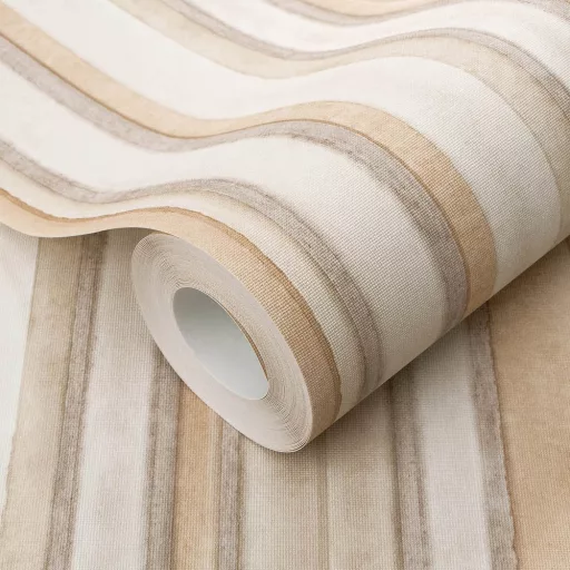 Modern csíkos tapéta bézs, krém, barna árnyalatokban – elegáns megjelenés nappaliba és hálószobába