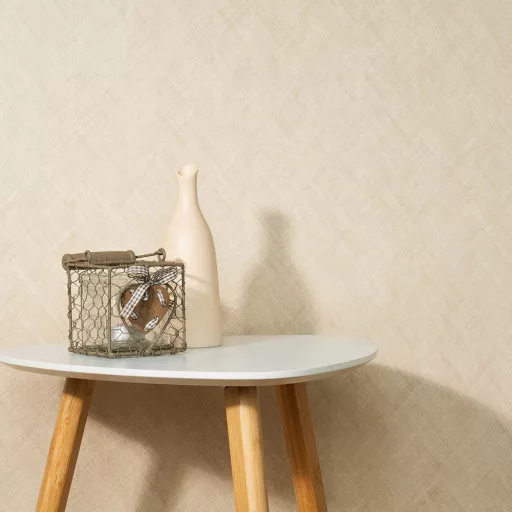 Modern meleg beige halszálka mintás tapéta finom textúrával és természetes megjelenéssel – elegáns megjelenés minden helységbe