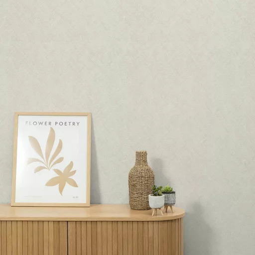 Modern pasztell krém-beige  halszálka mintás tapéta finom textúrával és természetes megjelenéssel – elegáns megjelenés minden helységbe