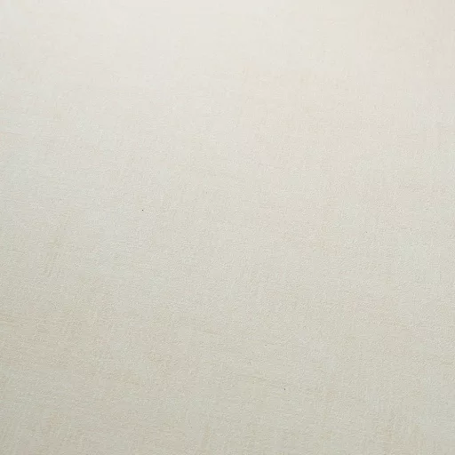 Modern pasztell krém-beige  halszálka mintás tapéta finom textúrával és természetes megjelenéssel – elegáns megjelenés minden helységbe