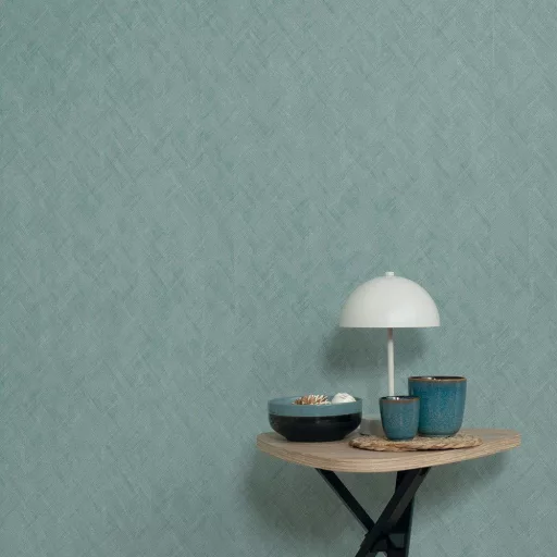 Modern pasztell kék halszálka mintás tapéta finom textúrával és természetes megjelenéssel – elegáns megjelenés minden helységbe