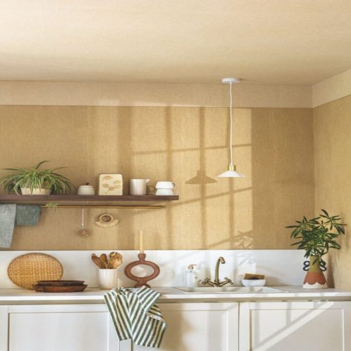 Természetes hatású struktúrált tapéta – textil és natúr struktúra arany-karamell színben