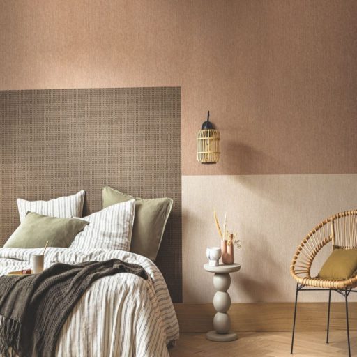 Természetes hatású struktúrált tapéta – textil és natúr struktúra mogyoróbarna színben