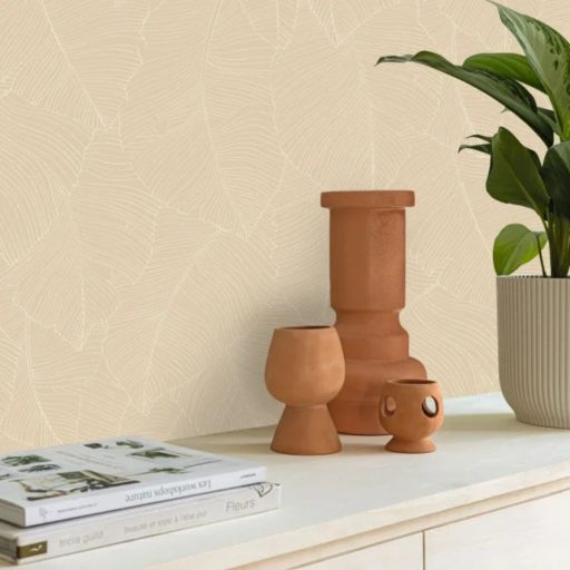 Trópusi levél mintás design tapéta – elegáns botanikus design homok színben