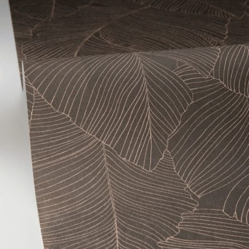 Trópusi levél mintás design tapéta – elegáns botanikus design melegbarna színben