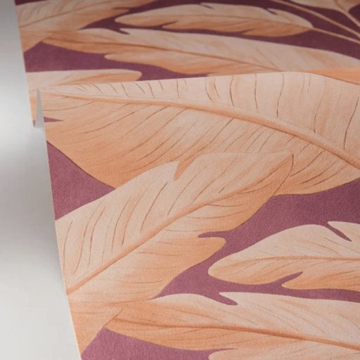 Trópusi levél mintás dekor tapéta – modern botanikus faldekoráció bordó-krém tónusokkal