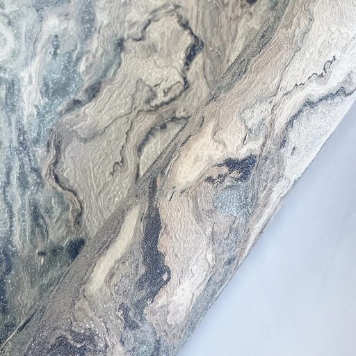 Elegáns márványhatású tapéta finom, örvénylő kőmintával szürke színben