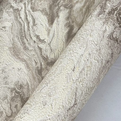 Elegáns márványhatású tapéta finom, örvénylő kőmintával bézs színben