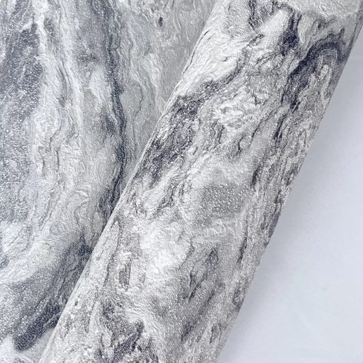 Elegáns márványhatású tapéta finom, örvénylő kőmintával szürke színben