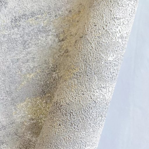 Prémium betonhatású tapéta – modern festett fal effekt design,pasztell szürke -halvány arany színben
