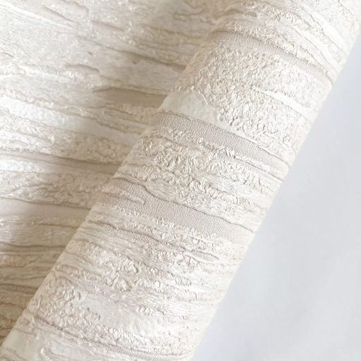 Különleges design tapéta vízszintes irányú, rétegzett struktúrával, krém árnyalatban