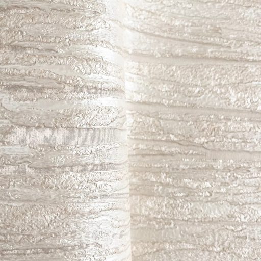 Különleges design tapéta vízszintes irányú, rétegzett struktúrával, krém árnyalatban