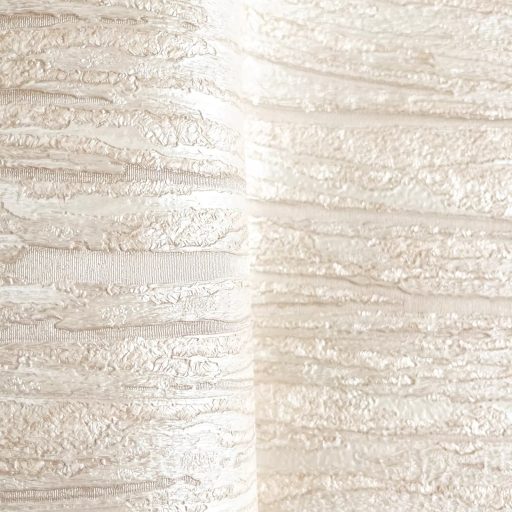 Különleges design tapéta vízszintes irányú, rétegzett struktúrával, fehér-krém árnyalatban