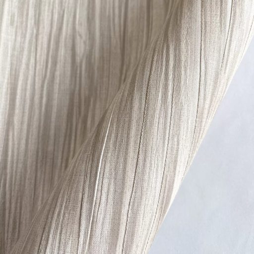 Modern gyűrt hatású tapéta – elegáns strukturával beige árnyalatban