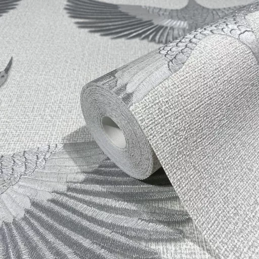 Prémium daru mintás tapéta elegáns szürke háttérrel és részletgazdag madármintával. Modern, japandi és skandináv enteriőrök tökéletes faldekorációja.