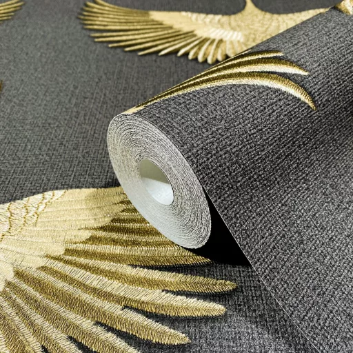 Prémium daru mintás tapéta elegáns fekete háttérrel és részletgazdag madármintával. Modern, japandi és skandináv enteriőrök tökéletes faldekorációja.