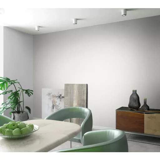 Elegáns szürkésbeige textilmintás tapéta finom szövethatással. Modern és skandináv enteriőrök tökéletes választása nappaliba, hálószobába vagy dolgozószobába.