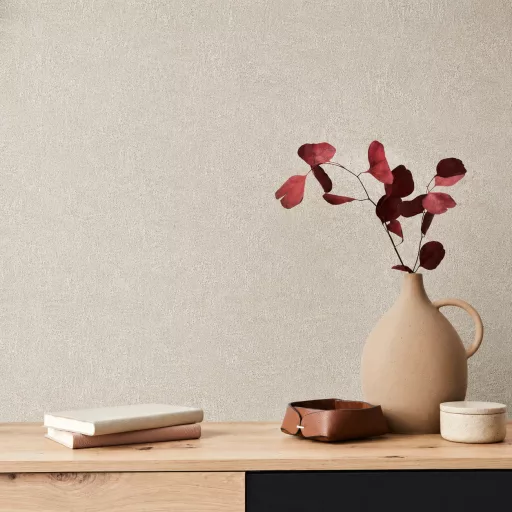 Bézs  betonhatású strukturált tapéta – modern minimalista elegancia természetes hatással melegbeige színben