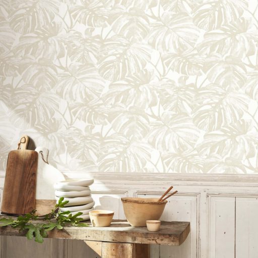 Trópusi levélmintás design tapéta – modern botanikus faldekoráció nappaliba és hálószobába a beige színben