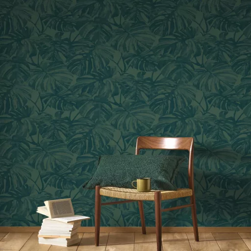 Trópusi levélmintás design tapéta – modern botanikus faldekoráció nappaliba és hálószobába smaragdzöld színben