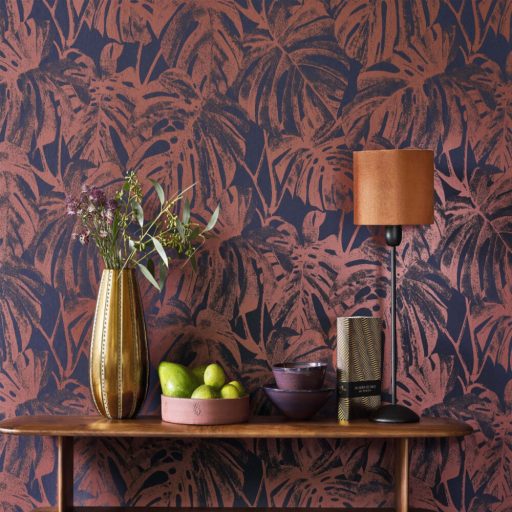 Trópusi levélmintás design tapéta – modern botanikus faldekoráció nappaliba és hálószobába kék-bronz színben