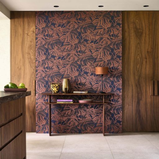 Trópusi levélmintás design tapéta – modern botanikus faldekoráció nappaliba és hálószobába kék-bronz színben