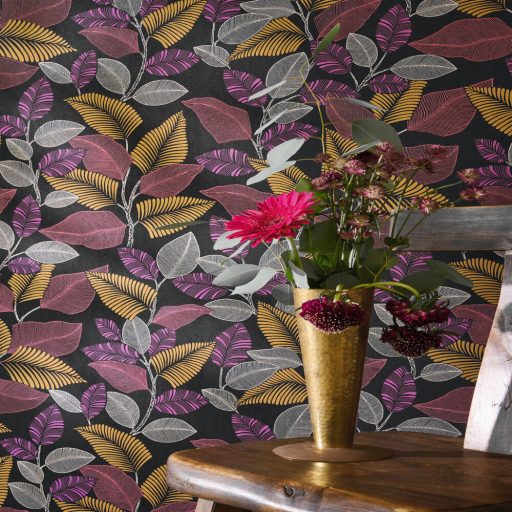 Modern levélmintás design tapéta – botanikus mintás dekor tapéta nappaliba és hálószobába lila-sárga színben