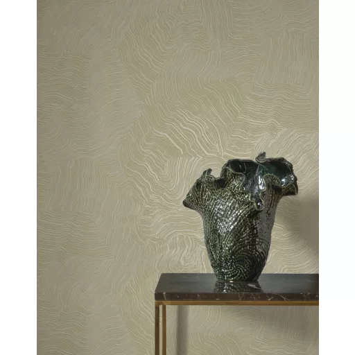 Texturált topográfiai mintás tapéta – lágy paszteles arany árnyalatú modern design