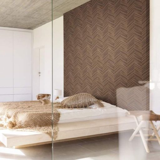 Halszálka fa hatású designer tapéta – modern parketta mintás dekor falburkolat fekete-barna árnyalat