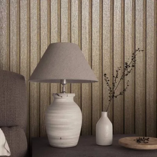 Lamella hatású design tapéta – modern falpanel mintázat elegáns és karakteres enteriőrökhöz arany-barna színben