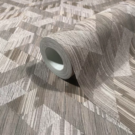 Karakteres geometrikus mintás tapéta textilhatású struktúrával -taupe színben