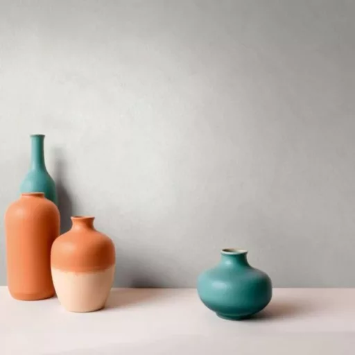 Beige színű dekorfestés hatású tapéta – modern strukturált falfelület elegáns enteriőrbe