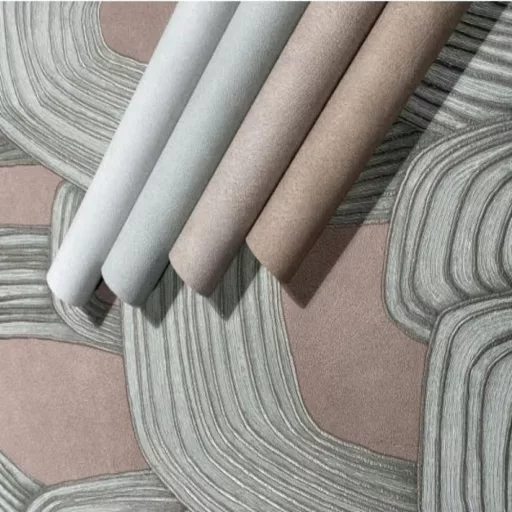 Sötét mályva színű dekorfestés hatású tapéta – modern strukturált falfelület elegáns enteriőrbe