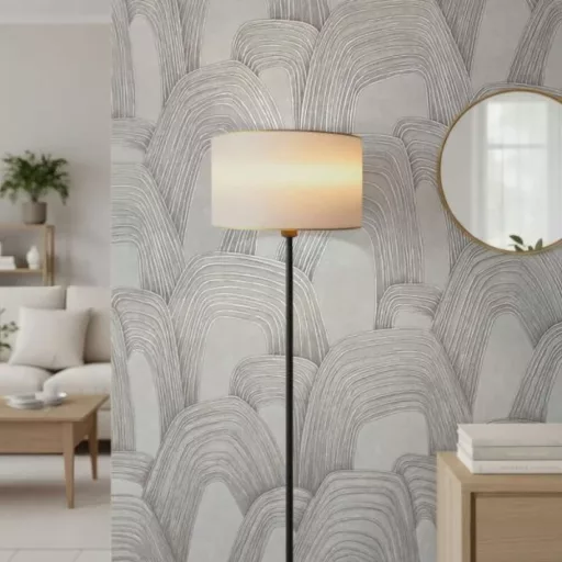 Elegáns, íves mintázatú tapéta finom textúrával, szürkés beige tónussal