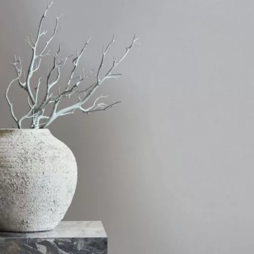 Középszürke színű textil hatású tapéta – elegáns struktúrált tapéta modern enteriőrbe