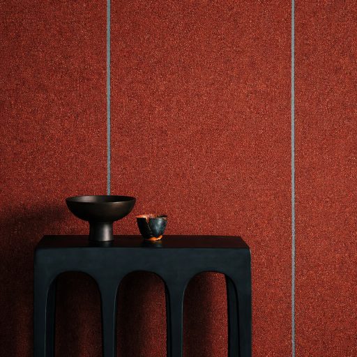 Különleges, természetes apró parafaszemcsés tapéta , agyagos textúrával vöröses színben 10m x 0,70m